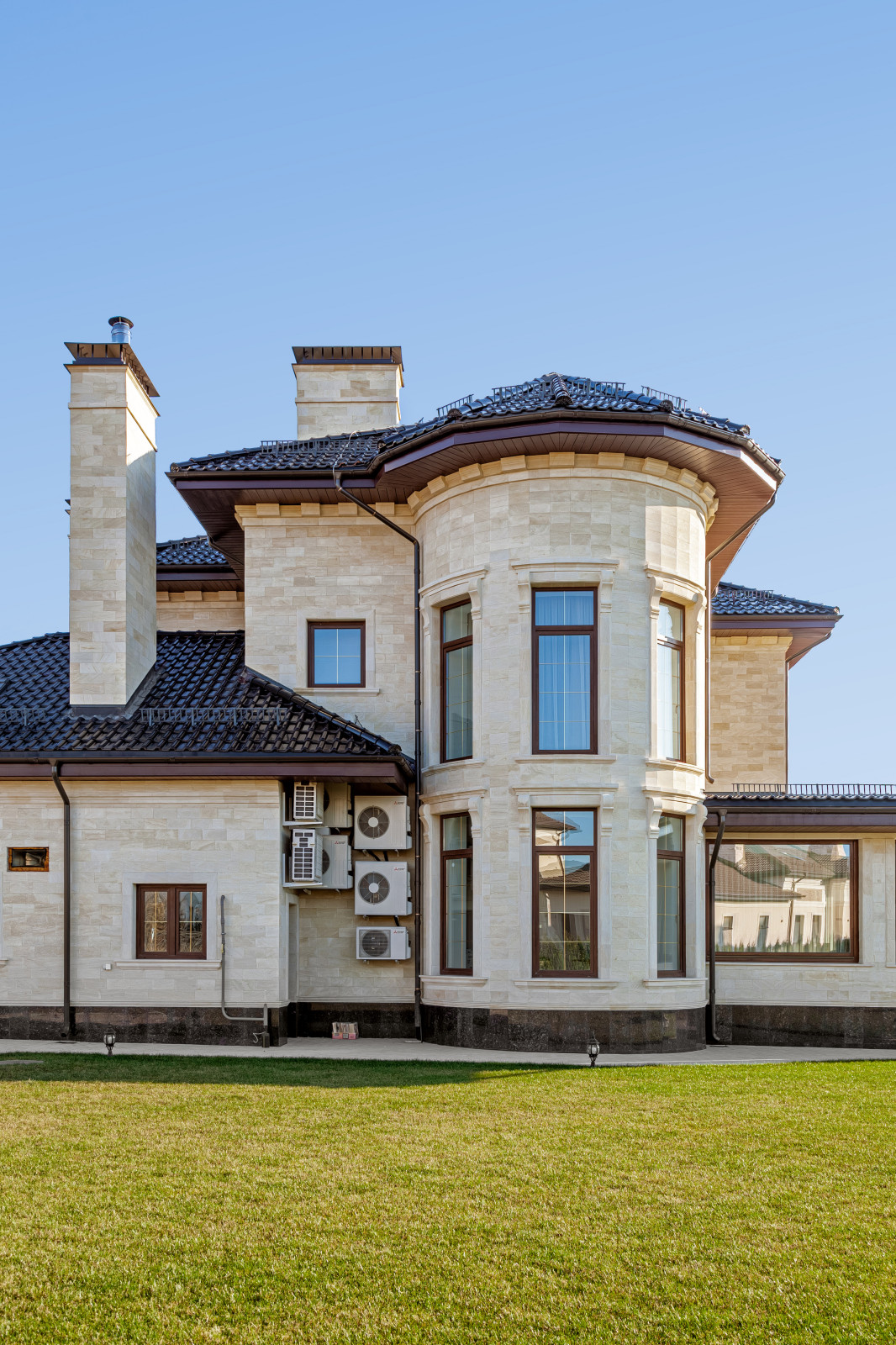 Строительство дома и отделочные работы. Дом на Новой Риге. 700 кв.м.