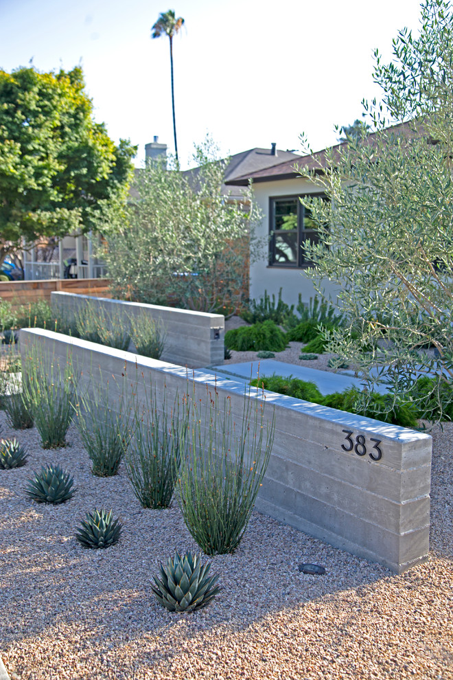 This is an example of a large modern front yard garden in San Luis Obispo with natural stone pavers.