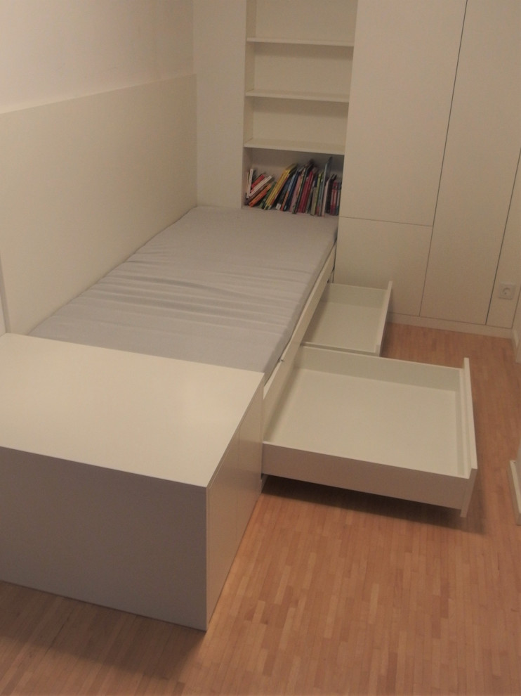 Kleines, Neutrales Modernes Jugendzimmer mit Schlafplatz, weißer Wandfarbe und hellem Holzboden in Hamburg