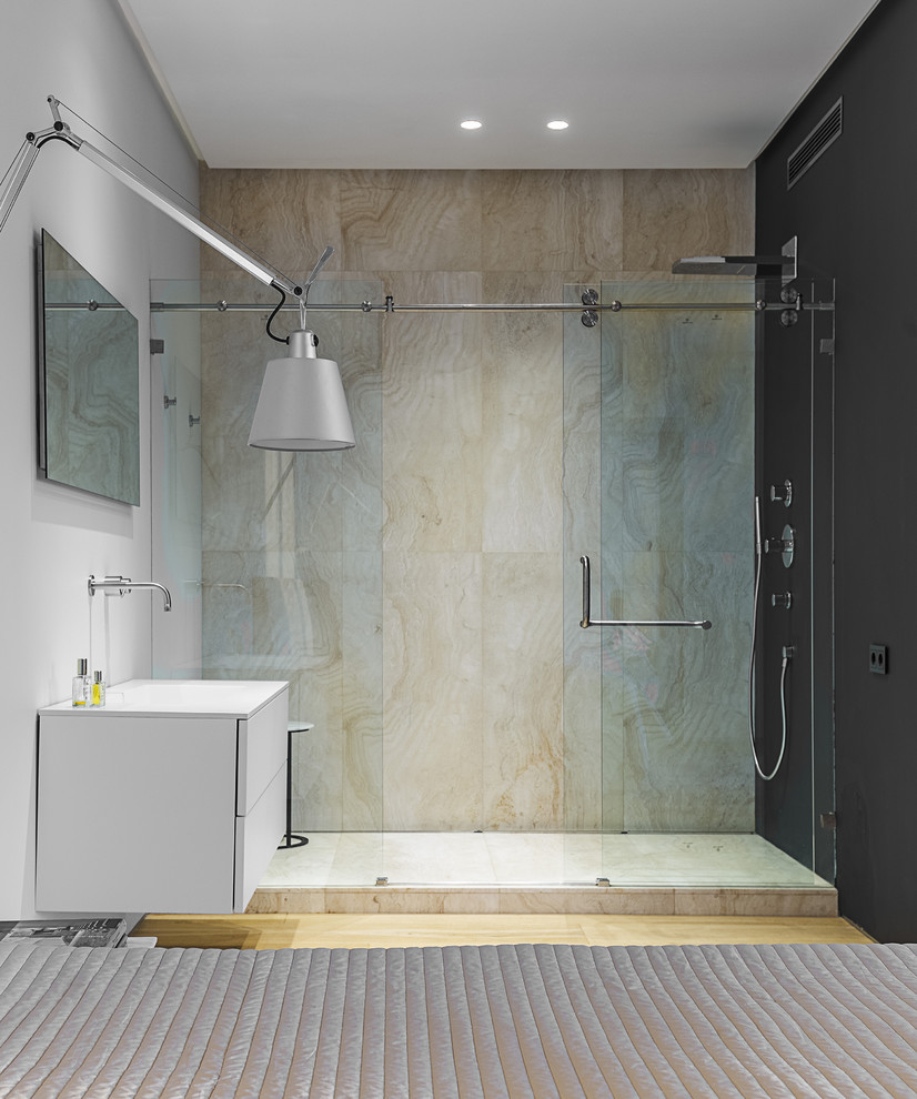 Стильный дизайн: большая ванная комната с белыми стенами и светлым паркетным полом - последний тренд