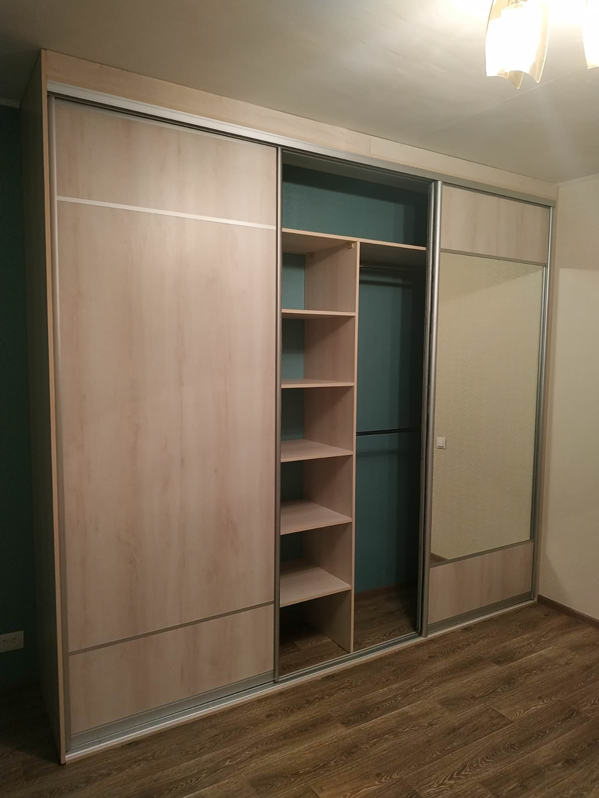 3-дверный встроенный шкаф-купе