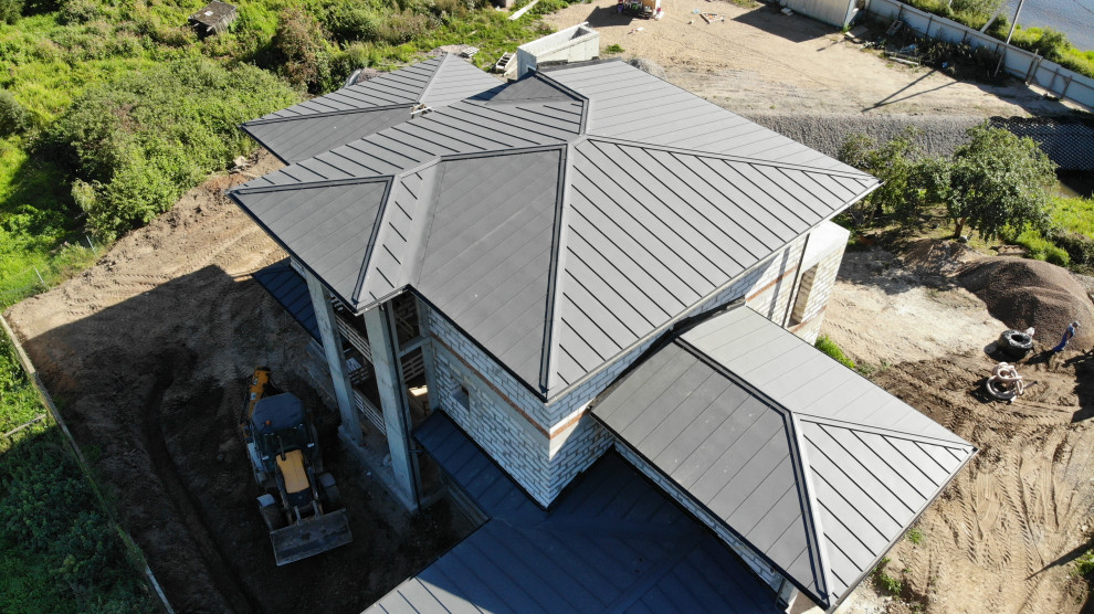 Фальцевая кровля на современном доме.