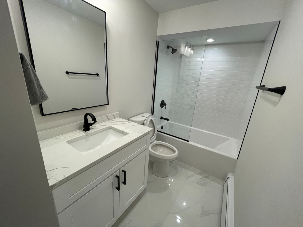 Idéer för att renovera ett retro badrum, med vita skåp och bänkskiva i kvartsit