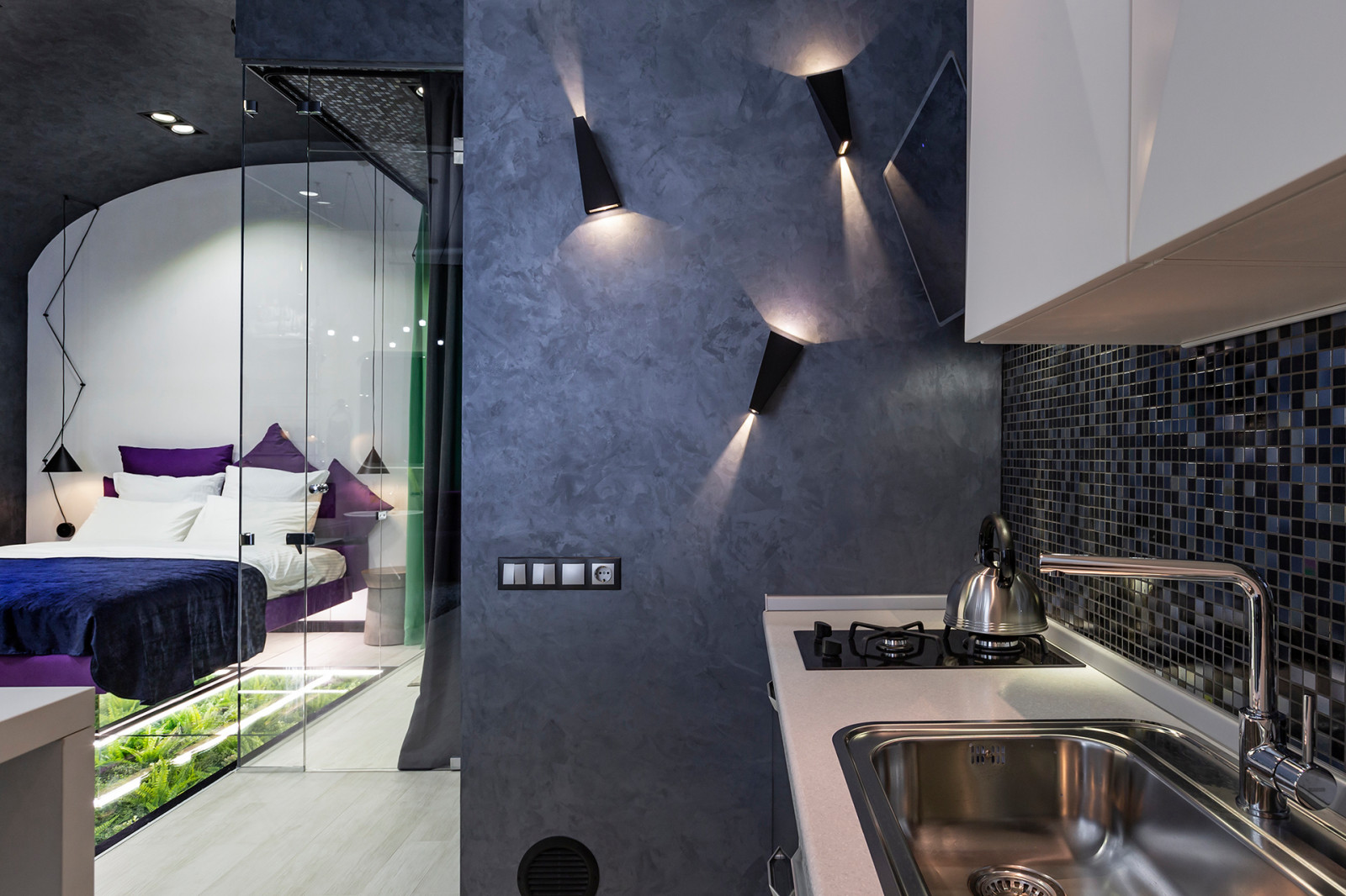 Studio with a soaring bed over grass-plot /Студия с парящей кроватью и лужайкой