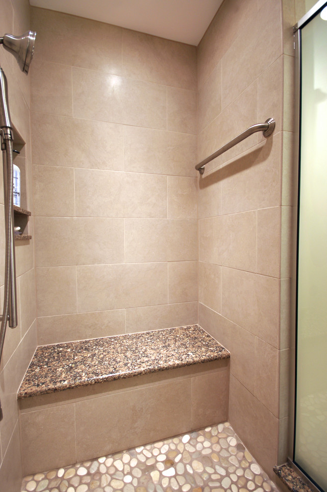 Inspiration för ett mellanstort vintage en-suite badrum, med ett undermonterad handfat, luckor med upphöjd panel, vita skåp, bänkskiva i kvarts, en dusch i en alkov, en bidé, beige kakel, keramikplattor, vita väggar och klinkergolv i småsten