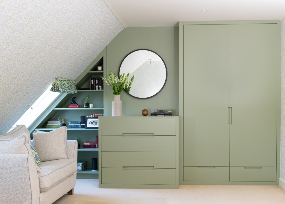 Diseño de dormitorio contemporáneo con moqueta y papel pintado