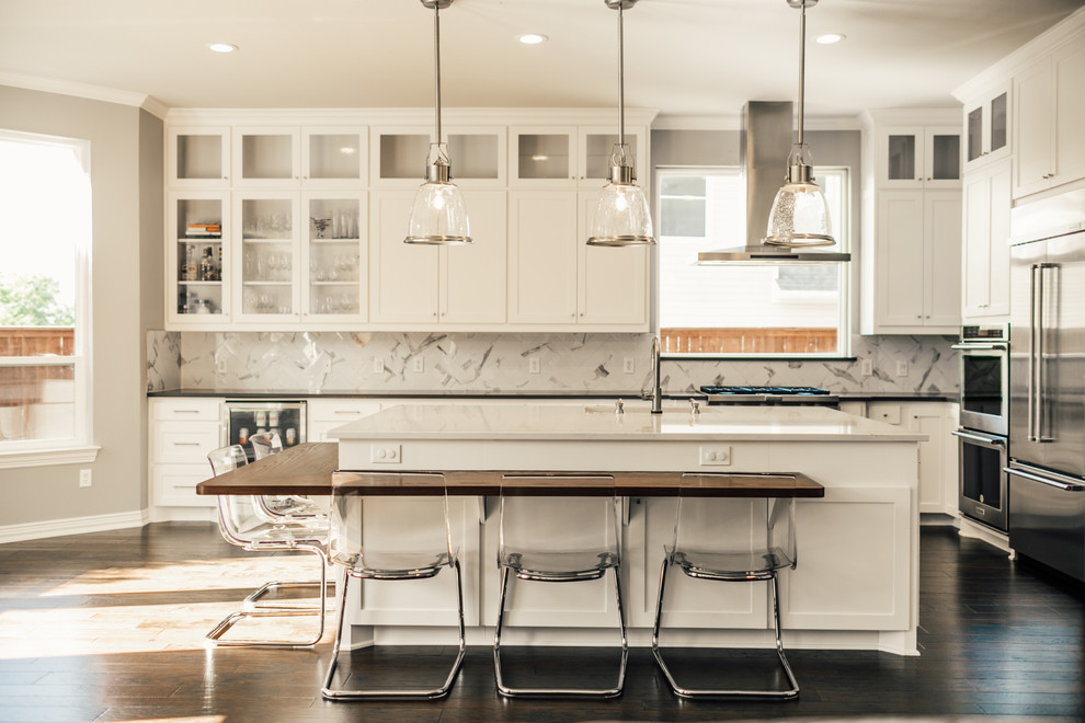 Kitchen - modern kitchen idea in Dallas
