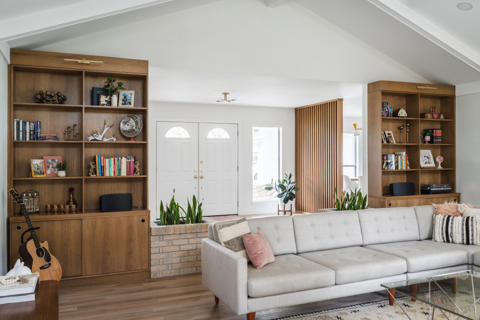 Свежая идея для дизайна: гостиная комната в стиле ретро с белыми стенами, паркетным полом среднего тона, коричневым полом и сводчатым потолком - отличное фото интерьера