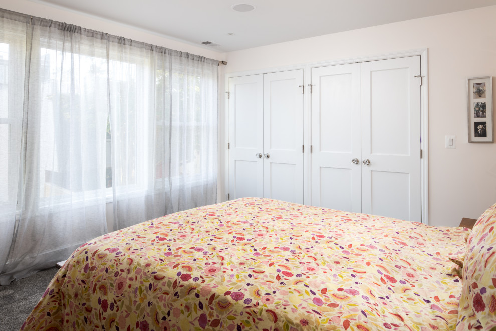 Diseño de dormitorio principal y blanco clásico renovado de tamaño medio con paredes blancas, moqueta y suelo beige