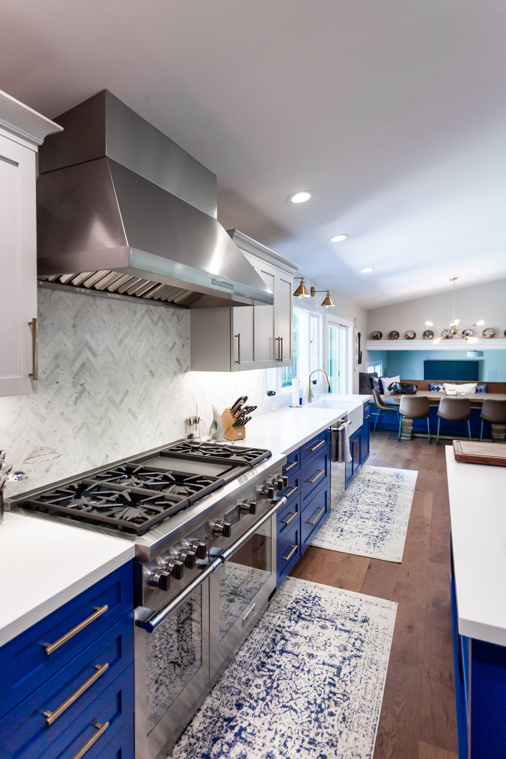 Stunning Kitchen w Blue Island