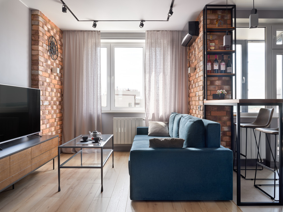 Inredning av ett industriellt mellanstort vardagsrum, med bruna väggar, laminatgolv, brunt golv, en hemmabar och en fristående TV