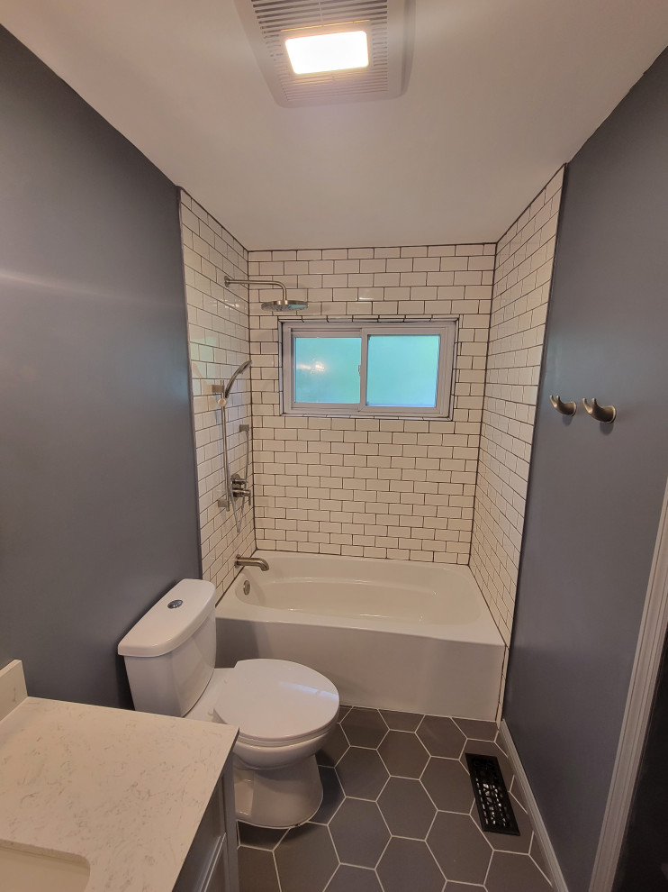 Inredning av ett klassiskt stort vit vitt en-suite badrum, med skåp i shakerstil, blå skåp, ett hörnbadkar, en dusch/badkar-kombination, en toalettstol med hel cisternkåpa, vit kakel, tunnelbanekakel, blå väggar, klinkergolv i porslin, ett väggmonterat handfat, granitbänkskiva, blått golv och dusch med duschdraperi
