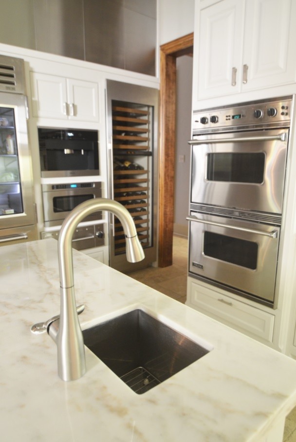 Kitchen - transitional kitchen idea in Dallas