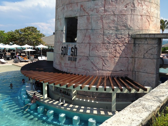 Pool Bar Bahamas costero-fachada