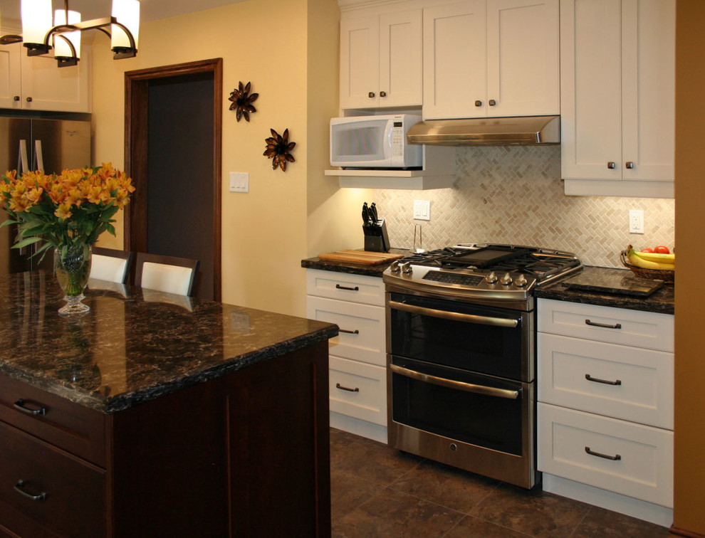 Transitional kitchen photo in Toronto