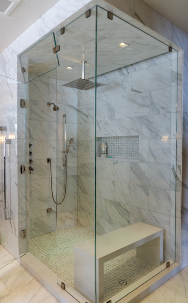 Exemple d'une salle de bain principale et grise et blanche tendance avec une douche d'angle, un carrelage blanc, du carrelage en marbre, un sol en marbre, un sol blanc, une cabine de douche à porte battante, un banc de douche et un mur en pierre.
