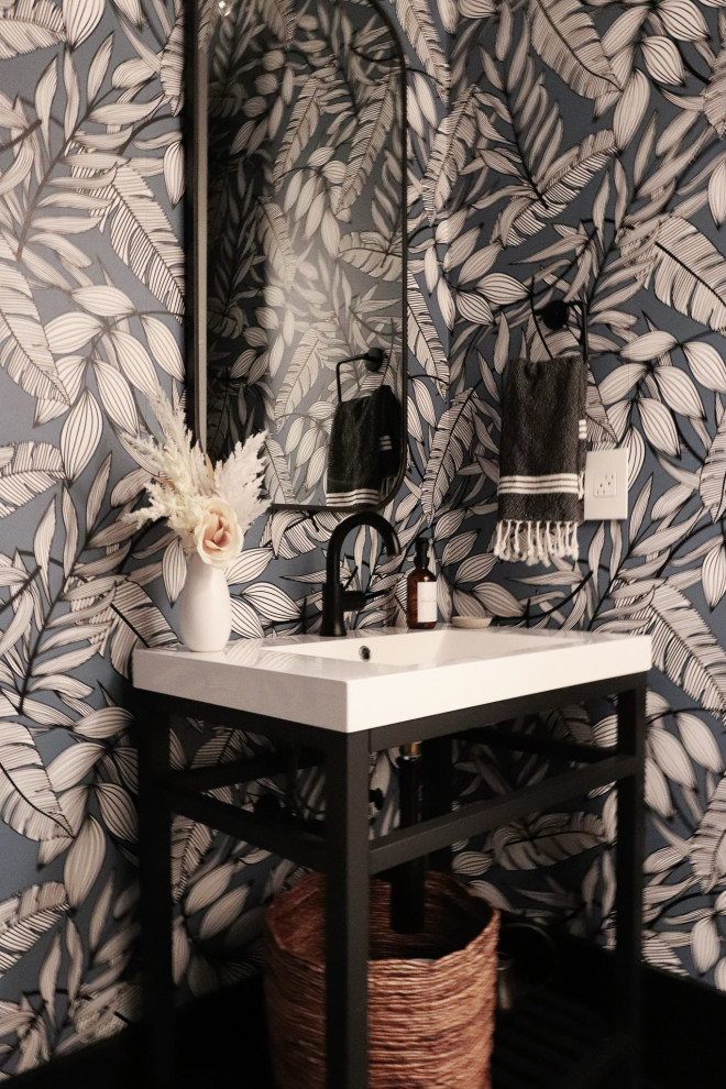 Foto de aseo de pie moderno pequeño con sanitario de una pieza, suelo de baldosas de porcelana, lavabo tipo consola, encimera de acrílico, encimeras blancas y papel pintado