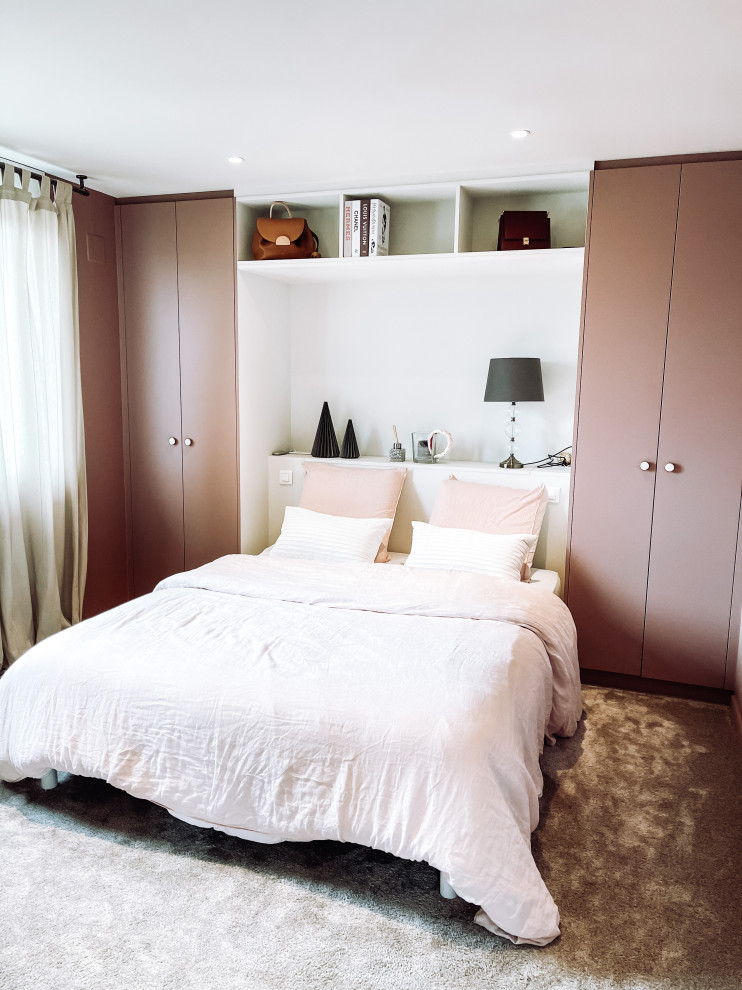 ストラスブールにある中くらいなモダンスタイルのおしゃれな主寝室 (ピンクの壁、カーペット敷き、グレーの床) のインテリア