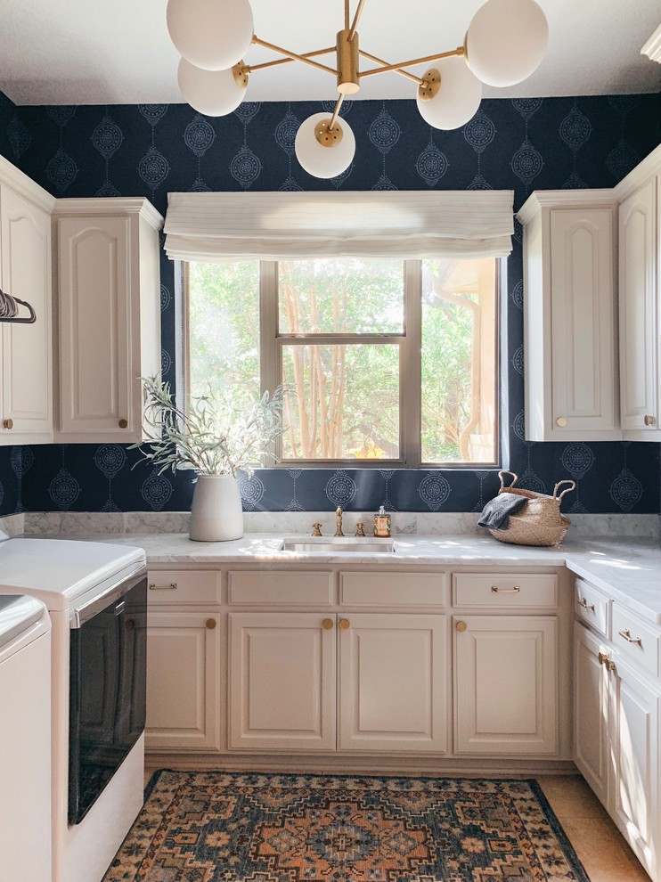 Example of a transitional home design design in Austin