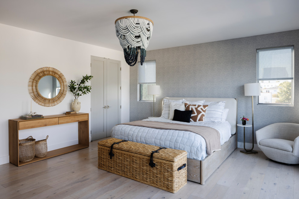 Diseño de dormitorio principal marinero de tamaño medio con paredes grises, papel pintado, suelo de madera clara y suelo beige