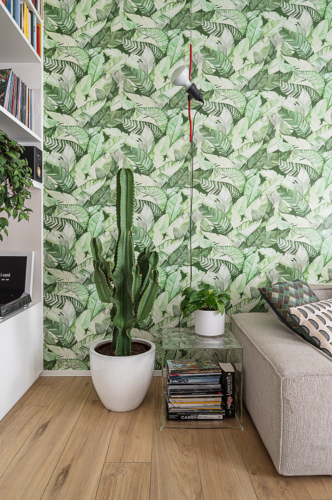 Kleines, Offenes Modernes Wohnzimmer mit grüner Wandfarbe, Keramikboden und Tapetenwänden in Sonstige