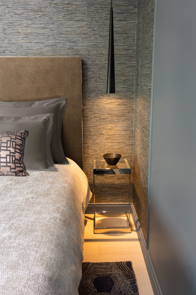 Kleines Modernes Hauptschlafzimmer mit grauer Wandfarbe, hellem Holzboden, beigem Boden und Tapetenwänden in New York