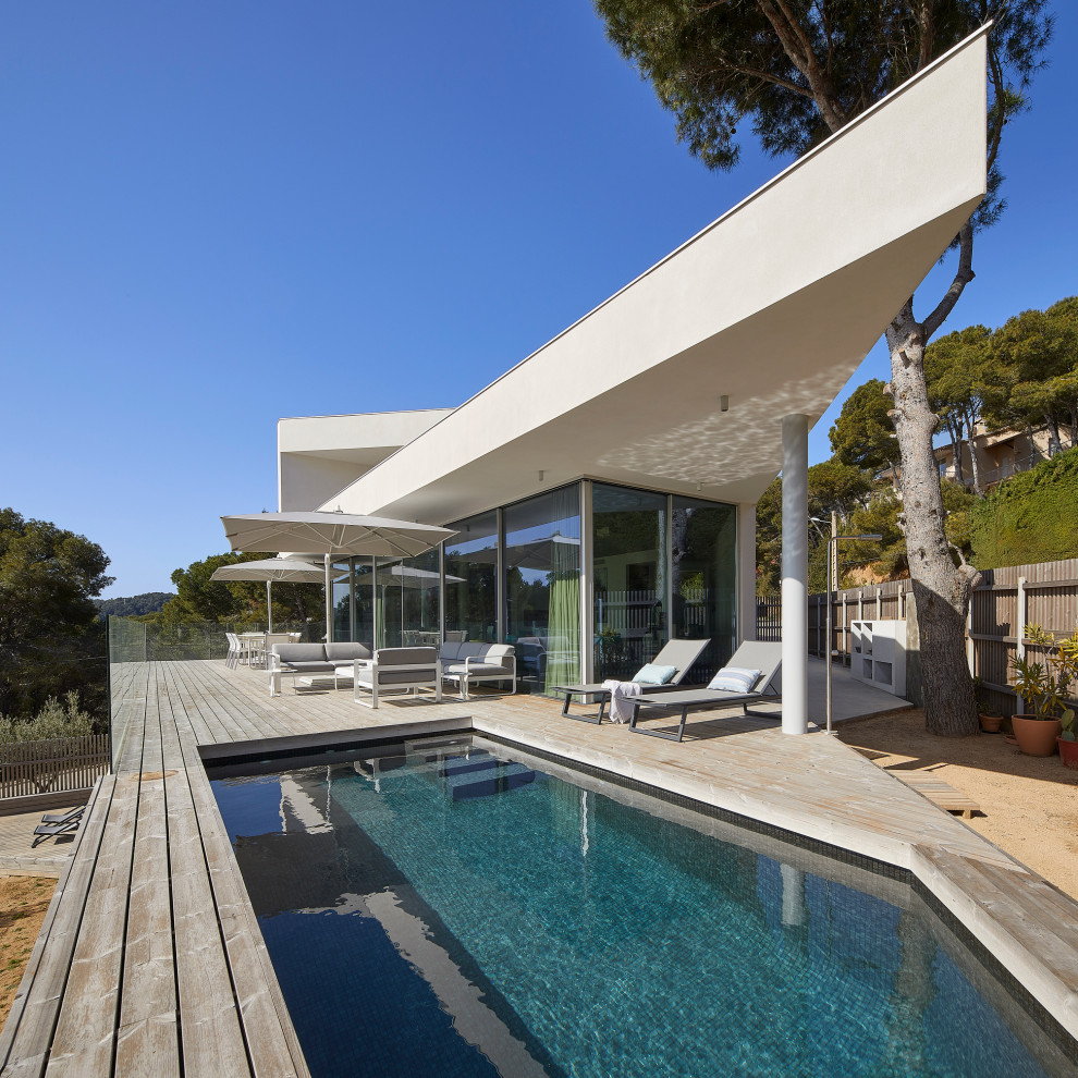 Photo of a modern pool in Barcelona.