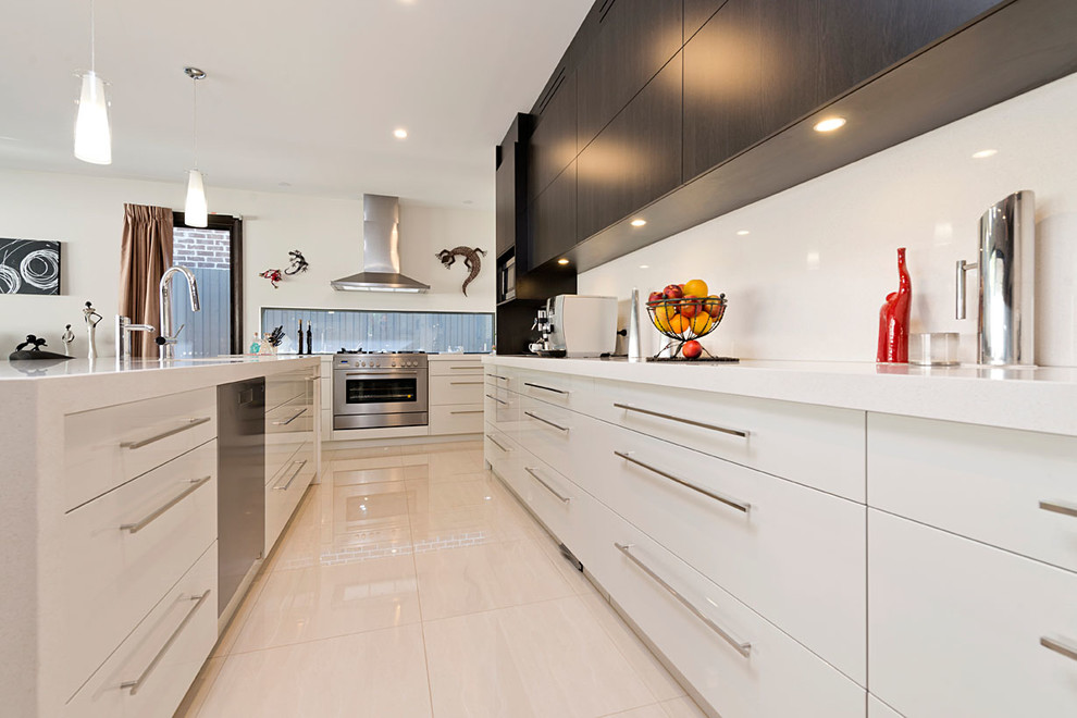 This is an example of a modern kitchen in Melbourne.