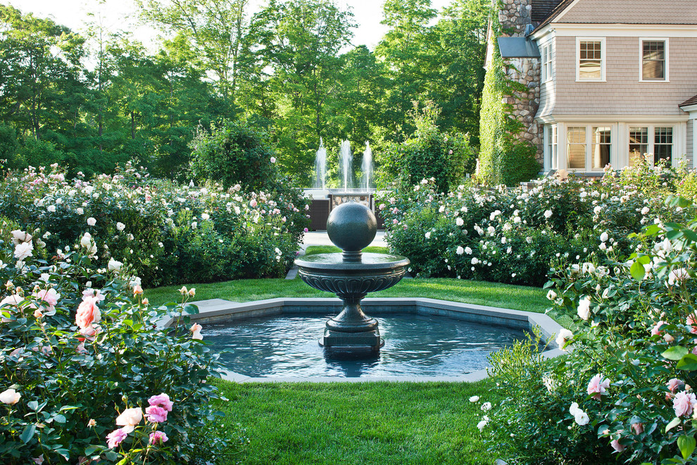Design ideas for a traditional landscaping in New York.