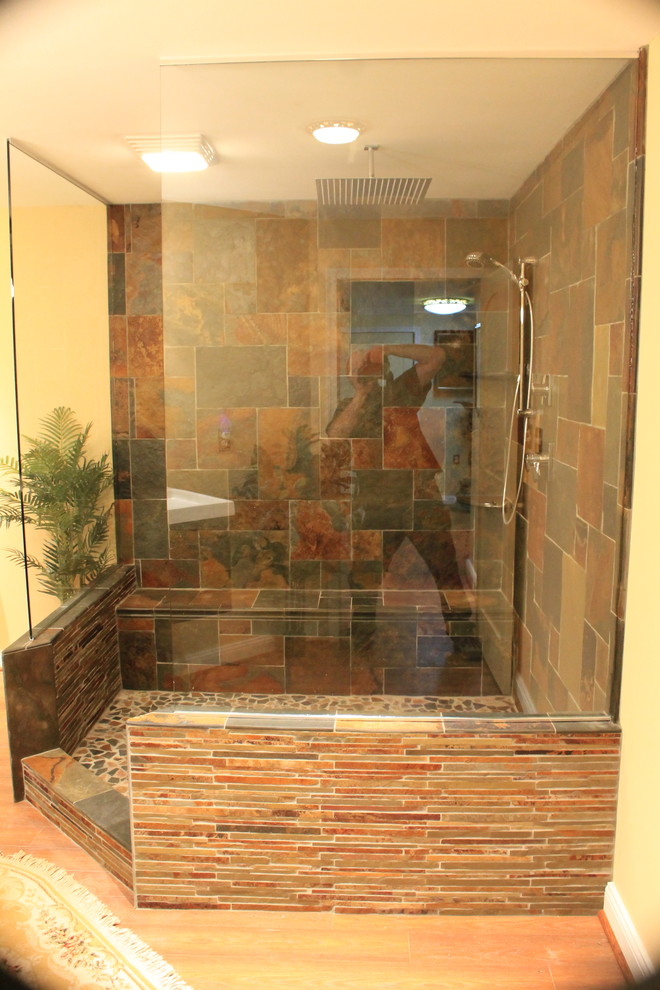 Ispirazione per una grande stanza da bagno padronale con doccia aperta, piastrelle in ardesia, top in quarzite e doccia aperta