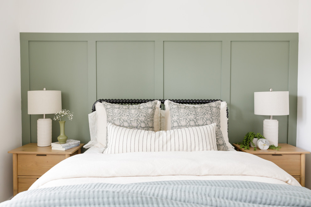 Imagen de habitación de invitados tradicional renovada pequeña con paredes blancas, suelo vinílico y panelado