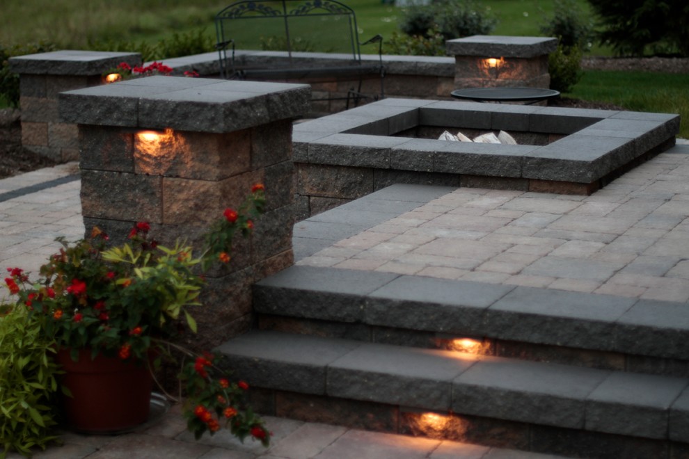 Design ideas for a traditional patio in Cleveland.