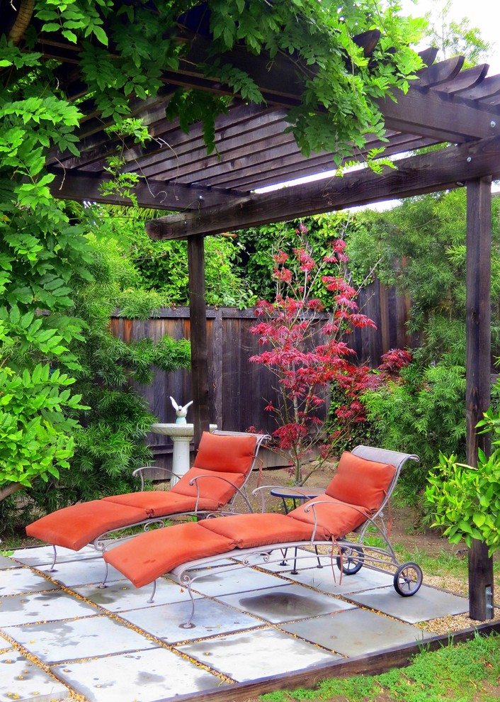 Photo of a midcentury patio in Orange County.