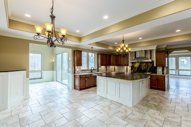 Example of a transitional home design design in Columbus