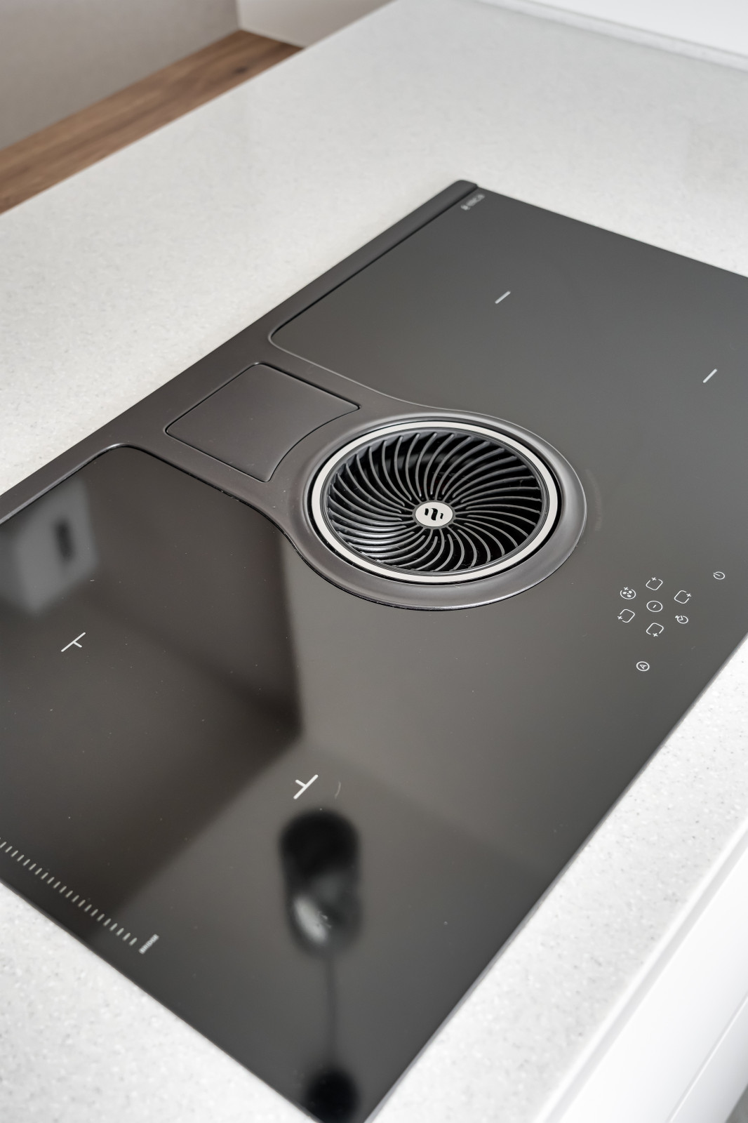 Кухня в современном стиле для загородного дома