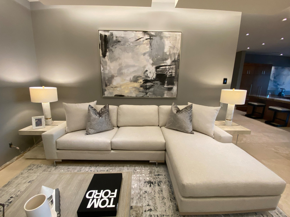 Esempio di un soggiorno minimal di medie dimensioni e aperto con sala giochi, pareti grigie e pavimento beige