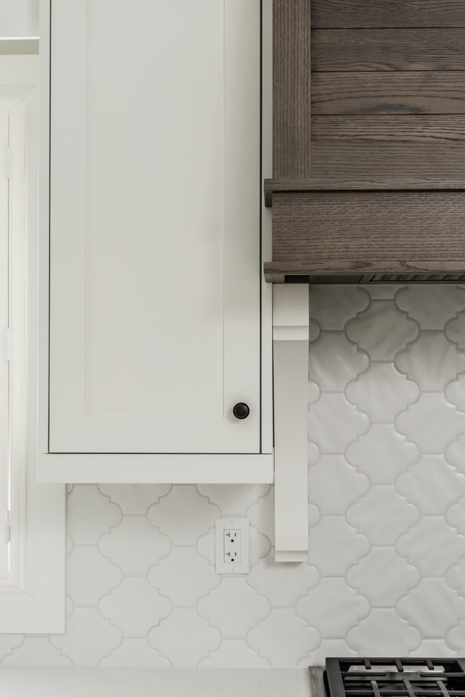 Kitchen - transitional kitchen idea in Toronto
