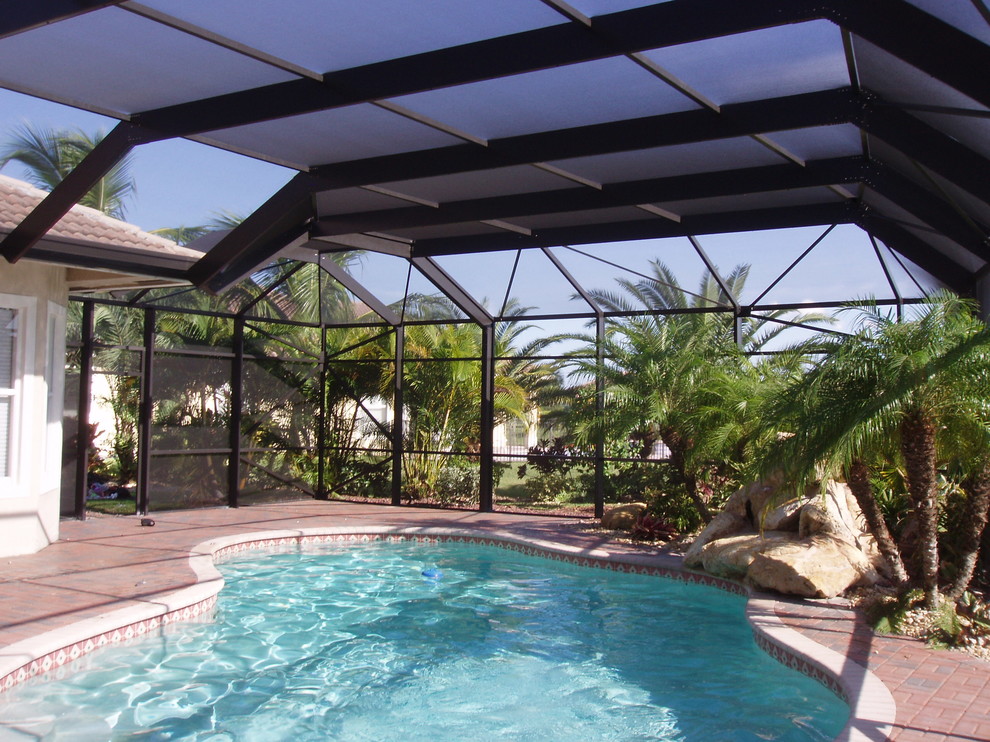 Вольер с навесом из поикарбоната для бассейна и патио