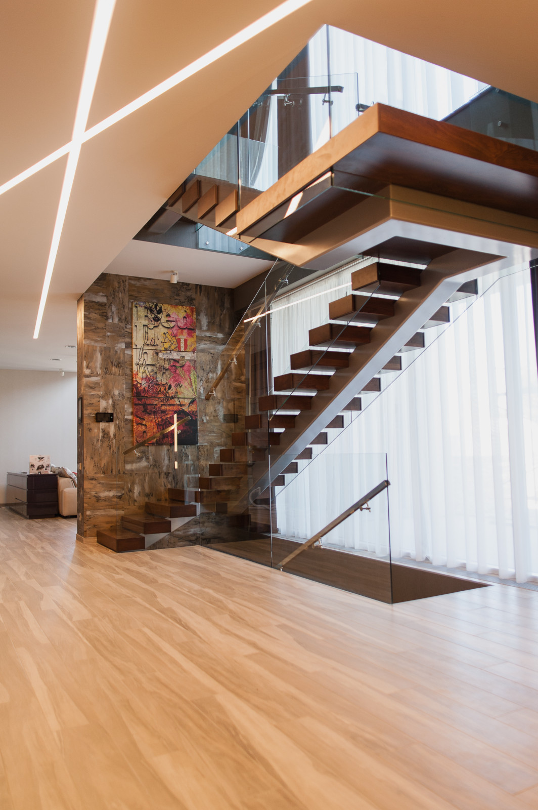 Дом в современном стиле с консольной лестницей