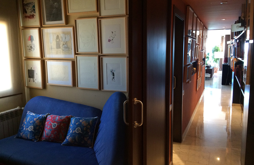Foto de recibidores y pasillos tradicionales renovados de tamaño medio con paredes multicolor