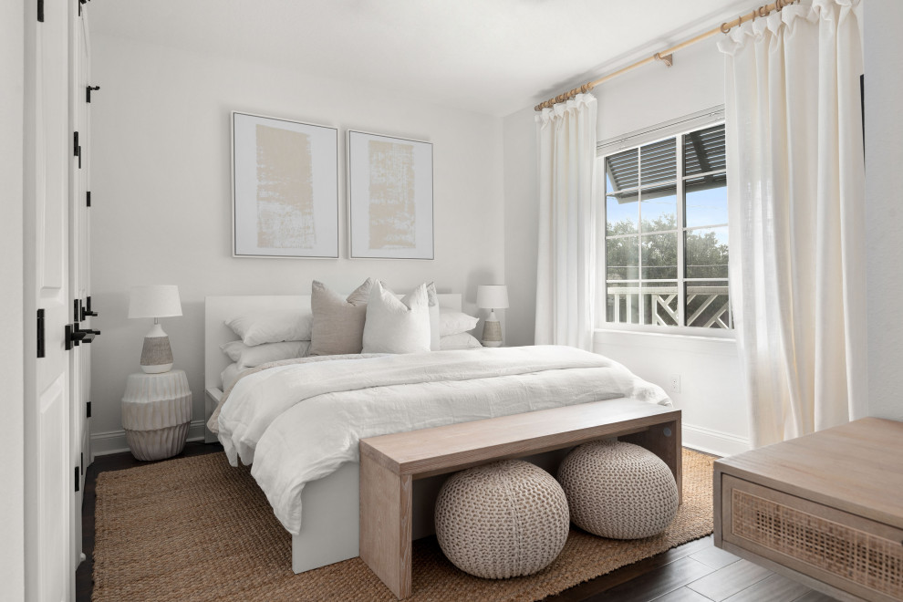 タンパにある小さなビーチスタイルのおしゃれな客用寝室 (白い壁、濃色無垢フローリング、暖炉なし、茶色い床)