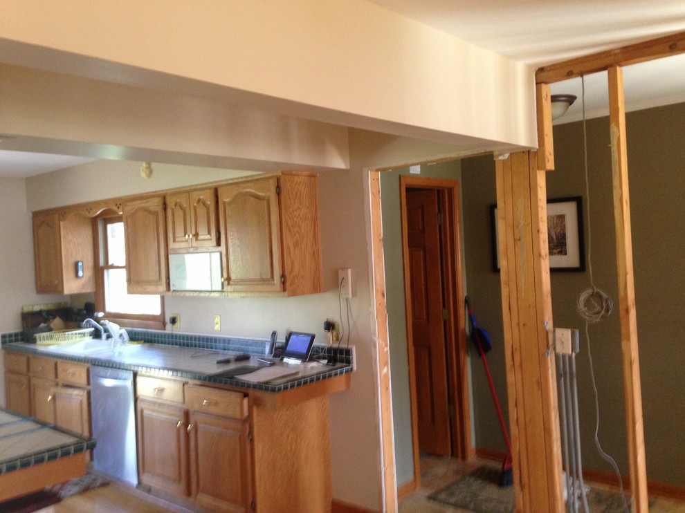 Kitchen - large rustic kitchen idea in Chicago