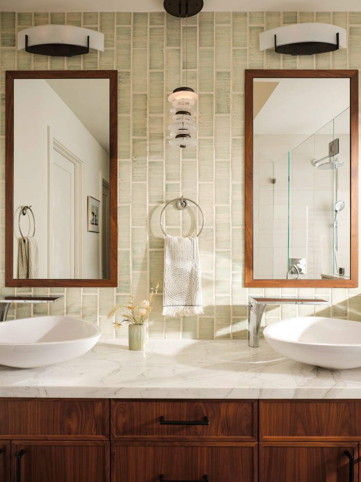 Foto på ett litet rustikt vit en-suite badrum, med luckor med infälld panel, skåp i mörkt trä, ett fristående badkar, en kantlös dusch, en bidé, grön kakel, keramikplattor, vita väggar, ett fristående handfat, marmorbänkskiva och dusch med gångjärnsdörr