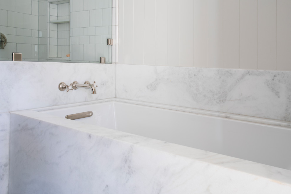 Свежая идея для дизайна: главная ванная комната среднего размера в стиле неоклассика (современная классика) с плоскими фасадами, светлыми деревянными фасадами, полновстраиваемой ванной, угловым душем, унитазом-моноблоком, белой плиткой, керамической плиткой, белыми стенами, врезной раковиной, мраморной столешницей, зеленым полом, душем с распашными дверями, белой столешницей, тумбой под две раковины, подвесной тумбой и стенами из вагонки - отличное фото интерьера