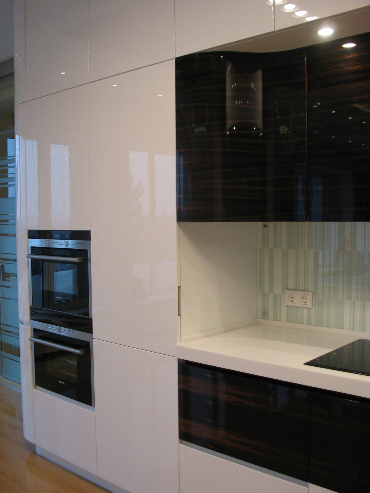 Кухня белая эмаль + шпон