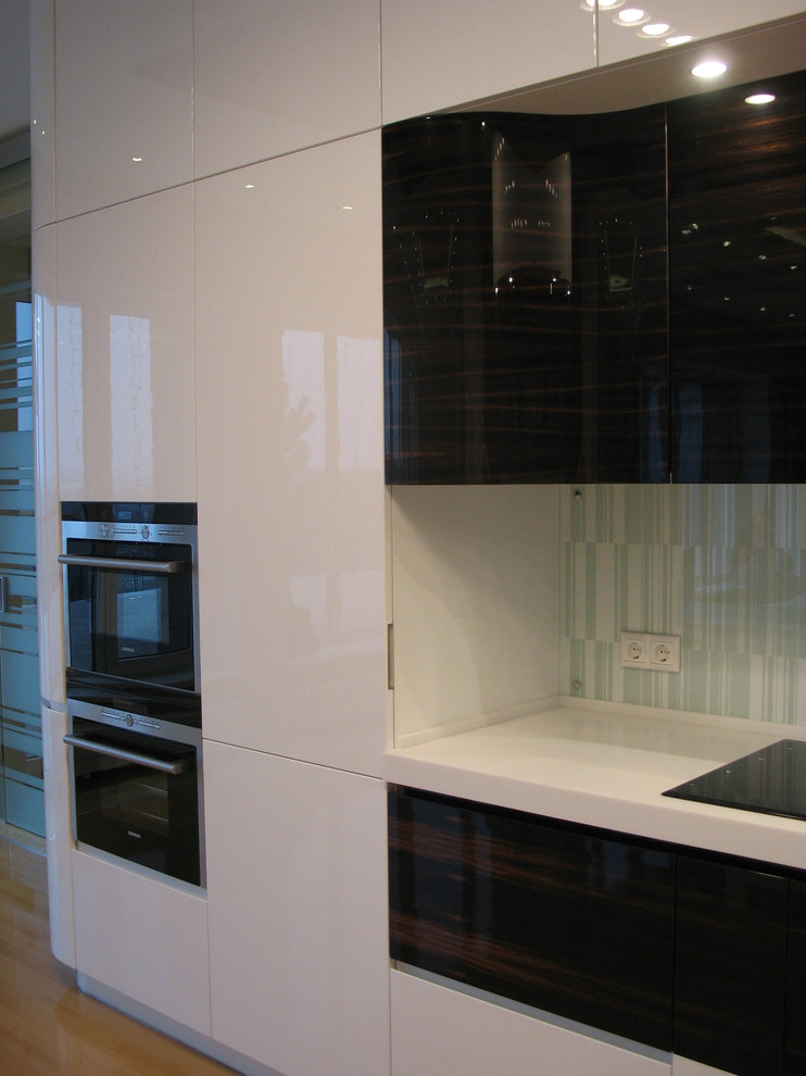 Кухня белая эмаль + шпон