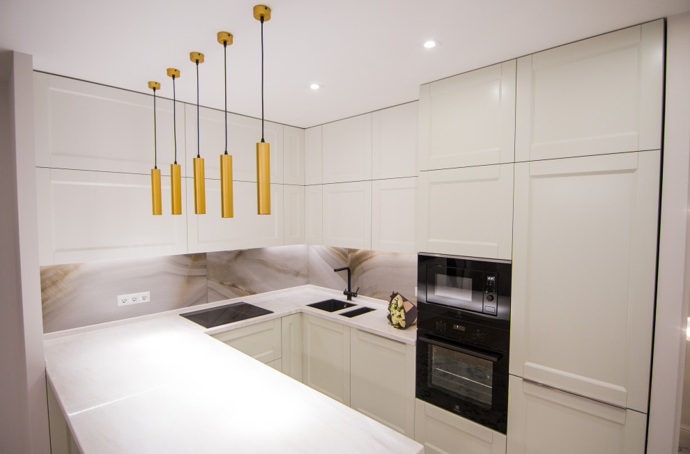 Минималистичная белая кухня с барной стойкой