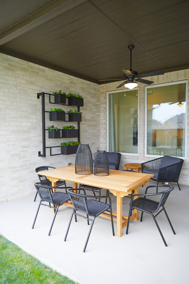 Inspiration for a transitional patio in Dallas.