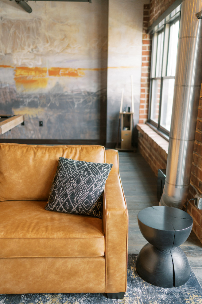 Immagine di un soggiorno moderno di medie dimensioni e chiuso con sala giochi, pareti multicolore, parquet scuro, pavimento marrone e pareti in mattoni