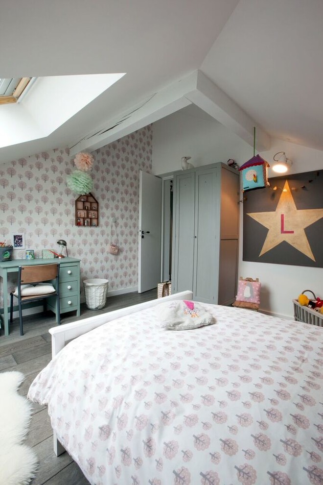 Réalisation de chambre d'enfant for fille With un mur rose, parquet clair and un sol marron.